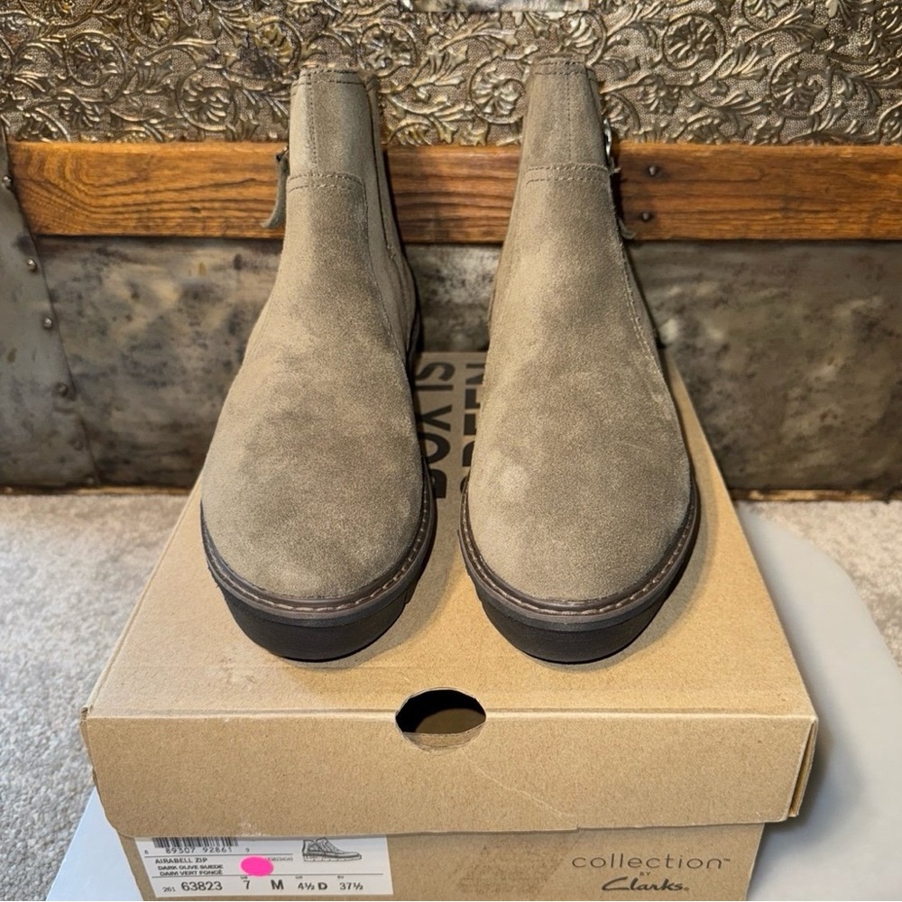 NIB Clarks Collection Airabell Zip Dark Olive suede bootie in size 7M